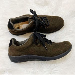 Earth Origins Loretta Dark Olive Green Lace-Up Felt Sneakers Size 9M